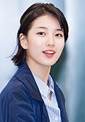 https://upload.wikimedia.org/wikipedia/commons/thumb/d/d9/Suzy_at_Incheon_airport%2C_6_April_2017_01.jpg/120px-Suzy_at_Incheon_airport%2C_6_April_2017_01.jpg